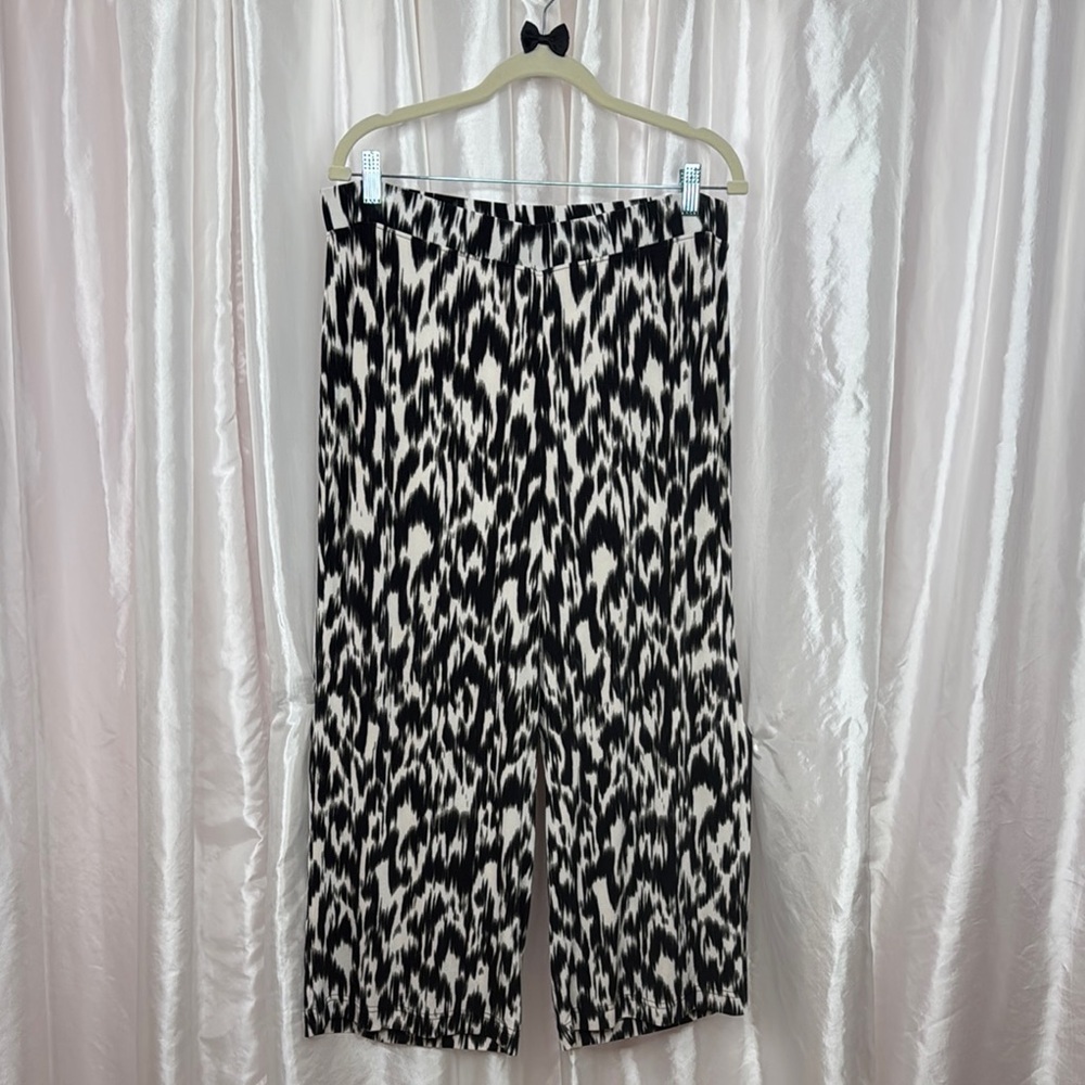 109. Chico’s Travelers Black & White Abstract Wide Leg Crop Pants Size 2 (12/14)